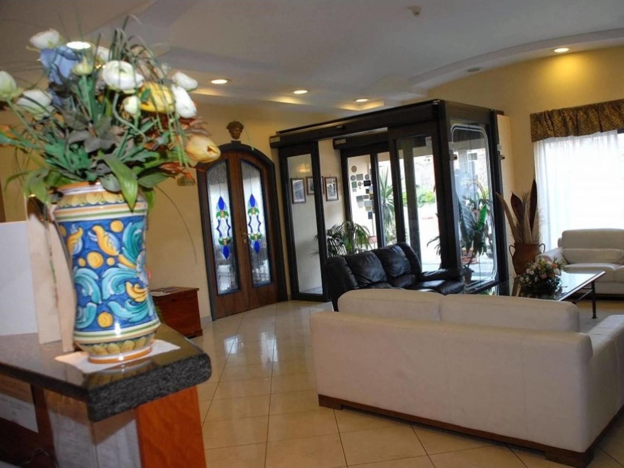 Hotel Scrivano Рандаццо Экстерьер фото